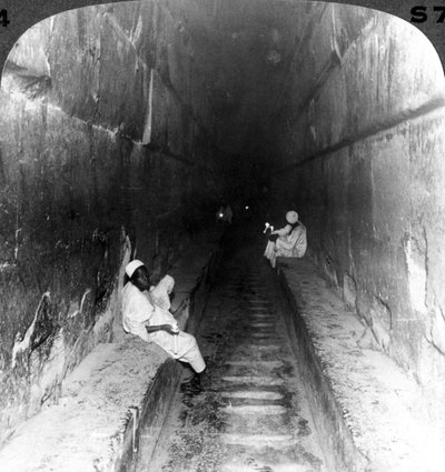 Guardando giù il passaggio principale alla sepoltura di Khufu all