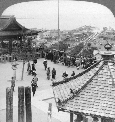 Vista verso est dal tempio di Mildera su Otsu e il lago Biwa, Giappone, 1904 da Underwood and Underwood