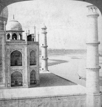 Vista nord-ovest dal Taj Mahal lungo il fiume Jumna fino ad Agra, India da Underwood and Underwood