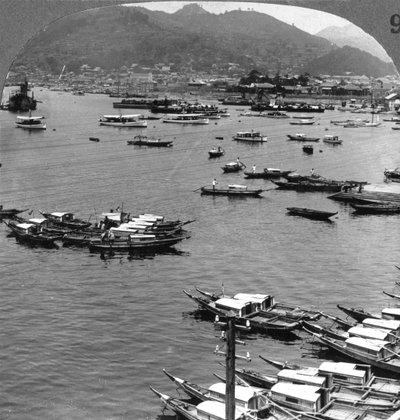 Vista a nord sulle navi nel porto di Nagasaki, Giappone da Underwood and Underwood