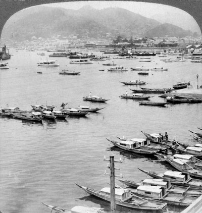 Vista verso nord sulle navi nel porto di Nagasaki, Giappone, 1904 da Underwood and Underwood