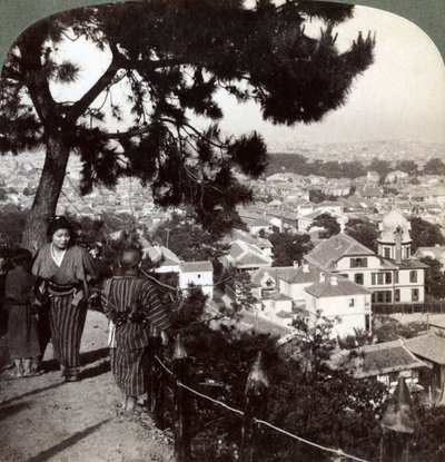 Vista verso sud-est dalle alture coronate di pini di Suwa-yama su Kobe, Giappone, 1904 da Underwood and Underwood