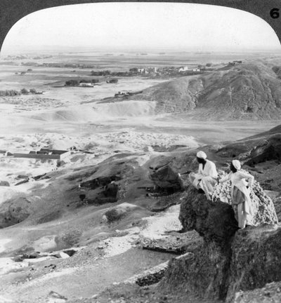 Guardando a sud sulla pianura tebana e i templi di Medinet Habu, Egitto, 1905 da Underwood and Underwood