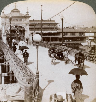 Guardando a ovest sul fiume Kamo Kamogawa al ponte Shijo, Kyoto, Giappone, 1904 da Underwood and Underwood