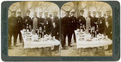 Pranzo con il generale Nogi al quartier generale giapponese, Port Arthur, Manciuria da Underwood and Underwood