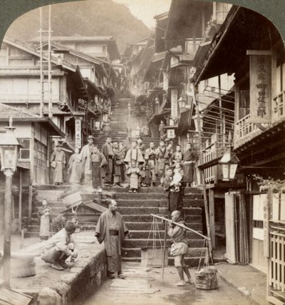 Strada principale sul lato ripido del Monte Haruna in un famoso villaggio di sorgenti termali, Ikao, Giappone, 1904 da Underwood and Underwood