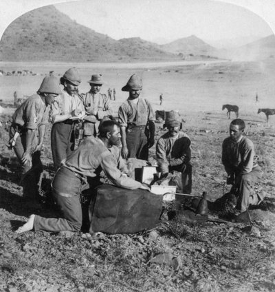 Produzione di gas per uno dei palloni da guerra a Slingersfontein, Sudafrica, Guerra Boera da Underwood and Underwood