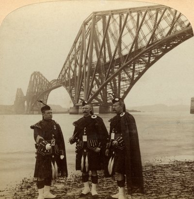 Uomini in abiti delle Highlands davanti al ponte di Forth, Scozia da Underwood and Underwood