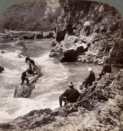 Uomini su una zattera di tronchi, attraversando le rapide di Hozu sul fiume Katsura, Kyoto, Giappone, 1904 da Underwood and Underwood