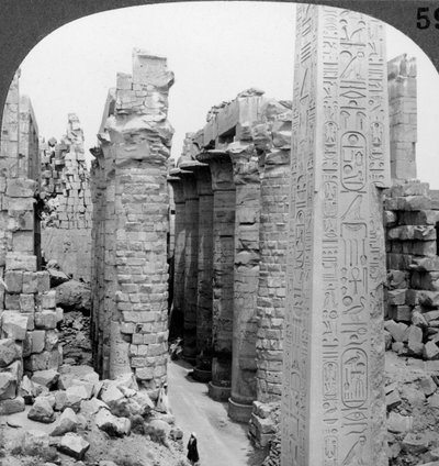 Navata centrale della grande sala e obelisco di Thutmosis I, tempio di Karnak, Tebe, Egitto, 1905 da Underwood and Underwood