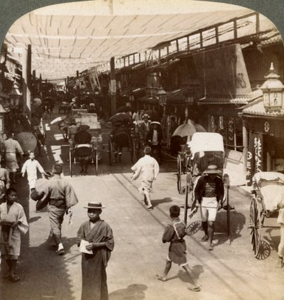 Traffico estivo sotto le tende di Shijo Bashidori, una trafficata arteria di Kyoto, Giappone, 1904 da Underwood and Underwood