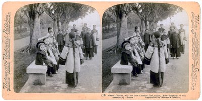 Bambini della missione, con una piccola ragazza americana, Canton, Cina, 1900 da Underwood and Underwood