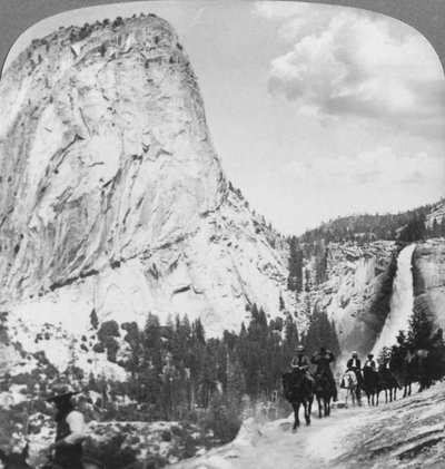 Nevada Falls e Liberty Cap da un sentiero, Yosemite Valley, California, USA, 1902 da Underwood and Underwood