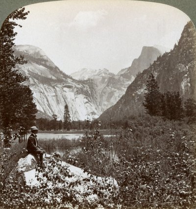 North Dome, Half Dome e Clouds Rest, Yosemite Valley, California, USA, 1902 da Underwood and Underwood