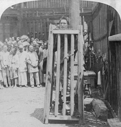 Uno dei terribili metodi di punizione della morte in Cina, Shanghai, Cina, 1900 da Underwood and Underwood