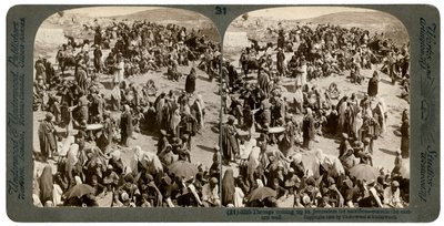 Persone che salgono a Gerusalemme per il sacrificio, fuori dal muro orientale, 1900 da Underwood and Underwood