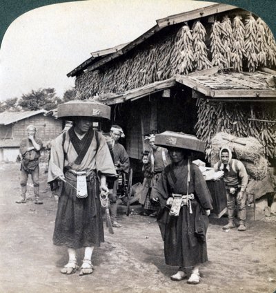Pellegrini mendicanti che battono piccoli gong, vicino al Lago Kawaguchi, Giappone, 1904 da Underwood and Underwood