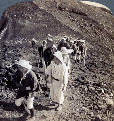 Pellegrini alla fine della loro salita del Monte Fuji Fujiyama, Giappone, 1904 da Underwood and Underwood