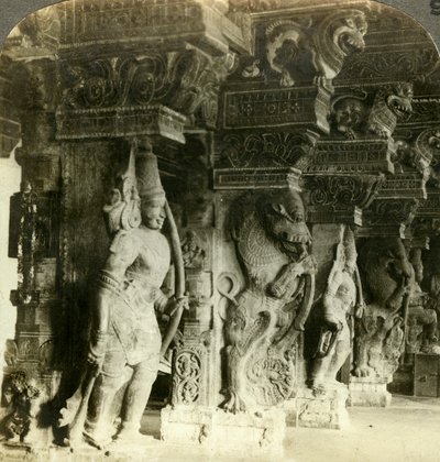 Colonne di un tempio indù, Madurai, India, c1900 da Underwood and Underwood