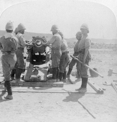 Inserimento di un Proiettile in un Cannone da Assedio al Fiume Modder, Sudafrica, Guerra Boera, 1900 da Underwood and Underwood