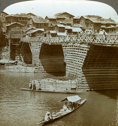 Ponte pittoresco e case, Città del Sole, Kashmir, India, c1900 da Underwood and Underwood