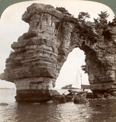 Arco di roccia nella Baia di Matsushima, sud-est del Giappone, 1904 da Underwood and Underwood
