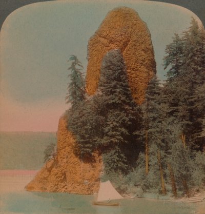 Rooster Rock, formazione rocciosa curiosa lungo il fiume Columbia, Oregon, 1902 da Underwood and Underwood