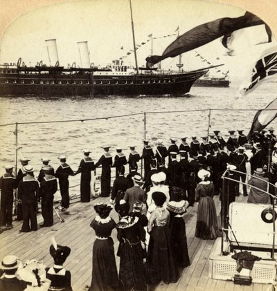 Yacht reale che passa la nave da battaglia HMS Nile, Coronation Review, Spithead, Hampshire, 1902 da Underwood and Underwood