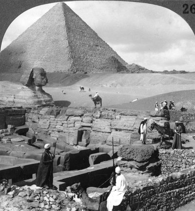 Rovine del tempio di granito, la Sfinge e la Grande Piramide, Egitto, 1905 da Underwood and Underwood