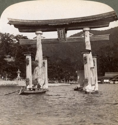 Portale sacro torii che emerge dal mare, Santuario di Itsukushima, Isola di Miyajima, Giappone, 1904 da Underwood and Underwood