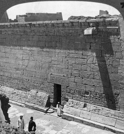 Scene di battaglia e caccia scolpite su un muro a Medinet Habu, Tebe, Egitto, 1905 da Underwood and Underwood