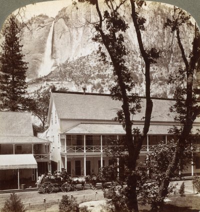 Hotel Sentinel, vista a nord attraverso la valle verso le cascate di Yosemite, California, USA, 1902 da Underwood and Underwood