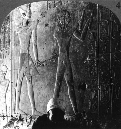 Sethos I e suo figlio Ramses II che adorano i loro antenati, Abydos, Egitto, c1900 da Underwood and Underwood