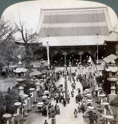 Fronte sud del tempio di Asakusa, Tokyo, Giappone, 1904 da Underwood and Underwood