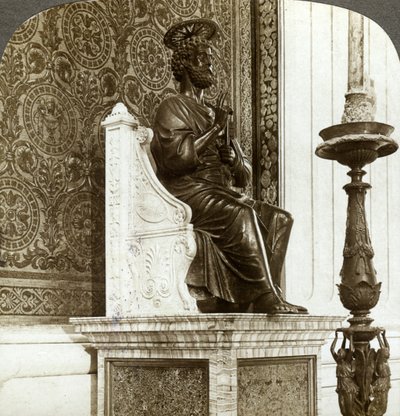 Statua di San Pietro, Basilica di San Pietro, Roma, Italia da Underwood and Underwood