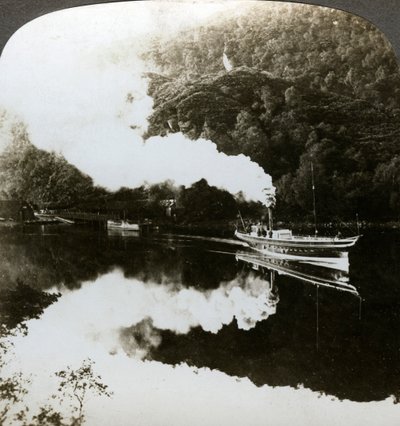 Yacht a vapore sul Loch Katrine, Scozia da Underwood and Underwood