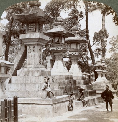 Lanterne di pietra a Sumiyoshi, Osaka, Giappone, 1904 da Underwood and Underwood