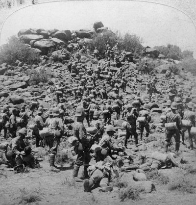 Assalto al kopje boero da parte dei Suffolks a Colesberg, Sudafrica, Guerra boera da Underwood and Underwood