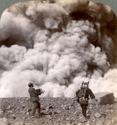 Esplosione vulcanica improvvisa nel cratere del Monte Asama, Giappone, 1904 da Underwood and Underwood