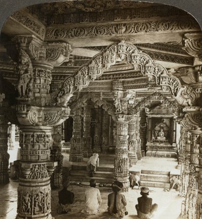 Tempio di Vimal Vasahi, Monte Abu, Rajasthan, India da Underwood and Underwood