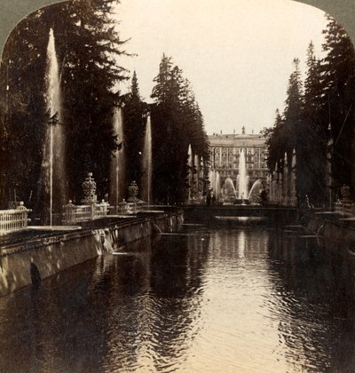 Il viale delle fontane, Palazzo Imperiale di Peterhof, Russia, 1897 da Underwood and Underwood