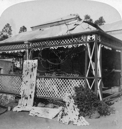 Il club colpito da un proiettile boero da 94 libbre, assedio di Mafeking, Sudafrica, 1901 da Underwood and Underwood
