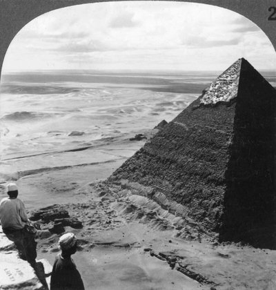 La seconda piramide, che mostra parte della copertura originale, Egitto, 1905 da Underwood and Underwood