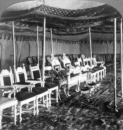 Il baldacchino dorato nella tenda del Durbar del Maharaja del Kashmir, Delhi, India, 1903 da Underwood and Underwood