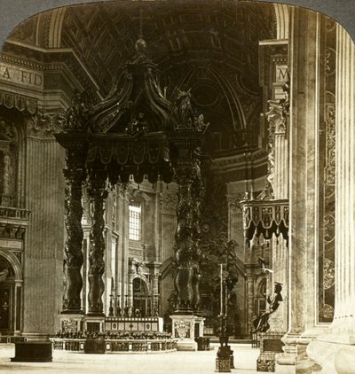 Il grande altare con il suo baldacchino, Basilica di San Pietro, Roma, Italia da Underwood and Underwood