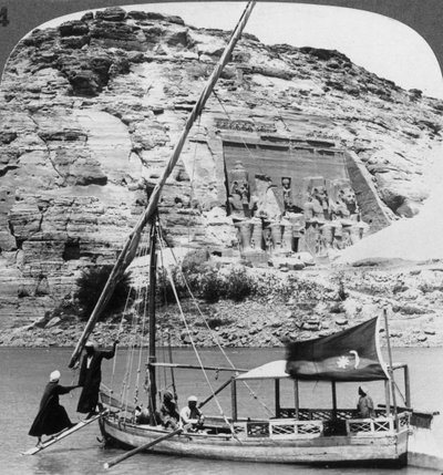 Il tempio-grotta di Abu Simbel, visto dal Nilo, Egitto, 1905 da Underwood and Underwood