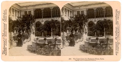 Il cortile interno di una casa di Damasco, Siria, 1900 da Underwood and Underwood