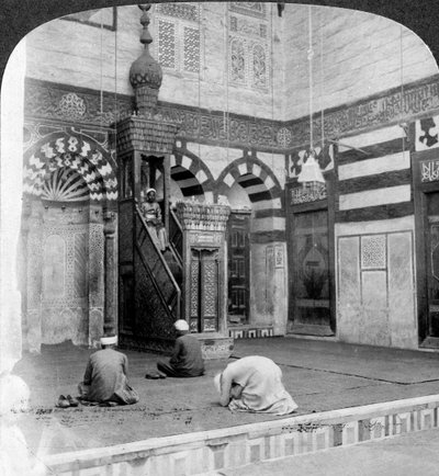 La nicchia di preghiera e il pulpito nella moschea-tomba di Kait Bey, Il Cairo, Egitto, 1905 da Underwood and Underwood