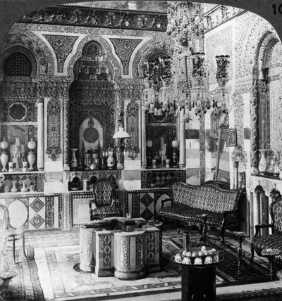 La sala di ricevimento di un Pascià, Damasco, Siria, 1905 da Underwood and Underwood