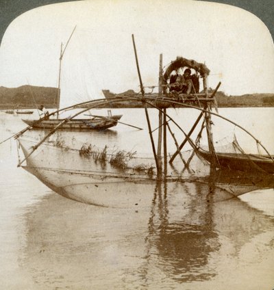 Lavoratore del mare con la sua curiosa rete da pesca, baia di Matsushima, Giappone, 1904 da Underwood and Underwood